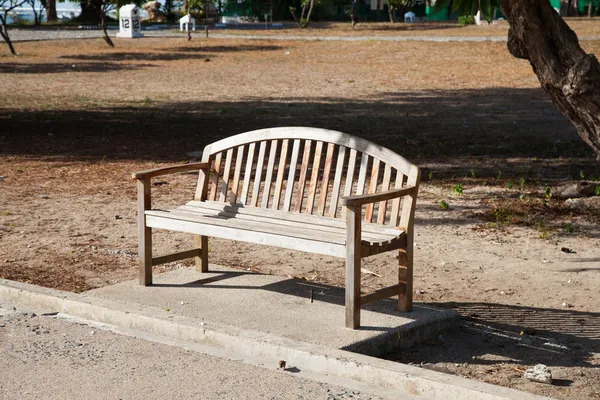 Panca in legno situata vicino al corridoio . — Foto Stock