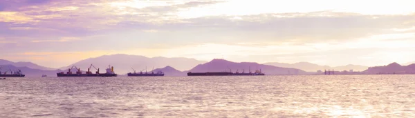 Buque de carga panorámico en el mar . — Foto de Stock