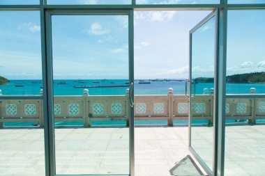 balkon kapı açık