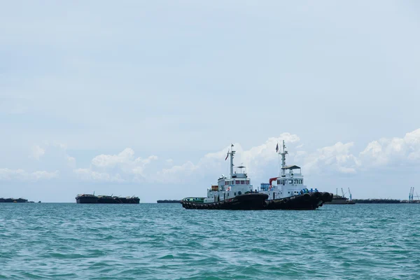 Barcos pesqueros amarrados en el mar . — Foto de Stock