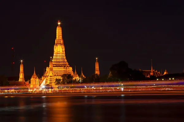 Wat Arun dans la soirée . — Photo