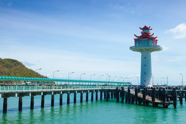 Pont du phare s'étendant dans la mer . — Photo