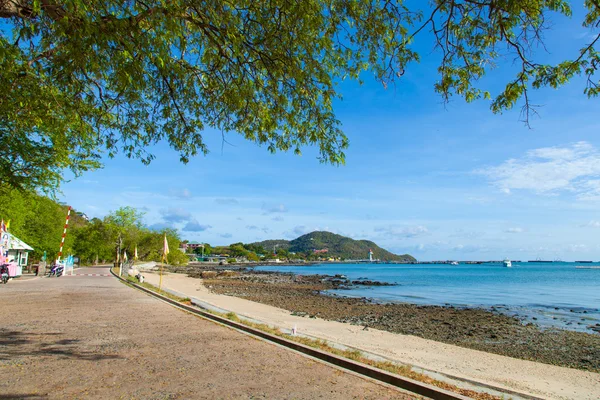 Longue promenade le long de la plage . — Photo