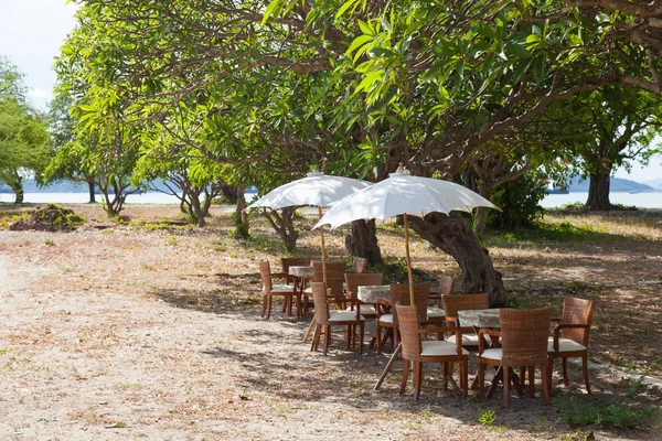 Yemek masası ve şemsiye. — Stok fotoğraf