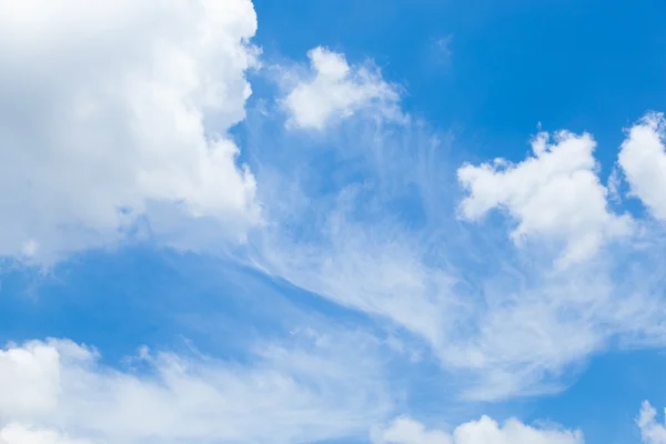 Wolken und blauer Himmel. — Stockfoto