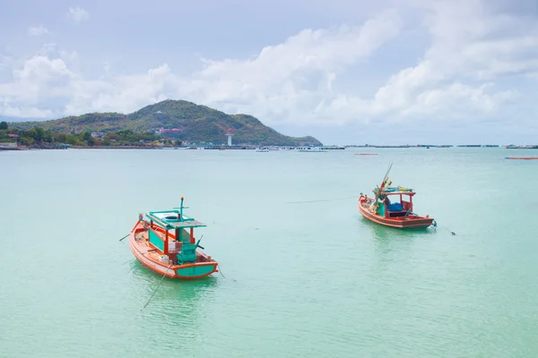 Denizde demirleyen küçük balıkçı tekneleri. — Stok fotoğraf