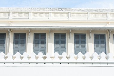 beyaz duvarlar ve pencereler.