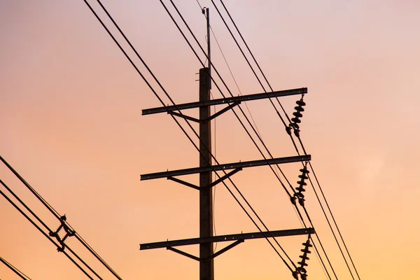 Elektrische palen en kabels. — Stockfoto