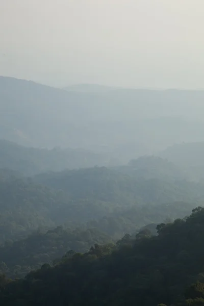 Montaña con niebla —  Fotos de Stock