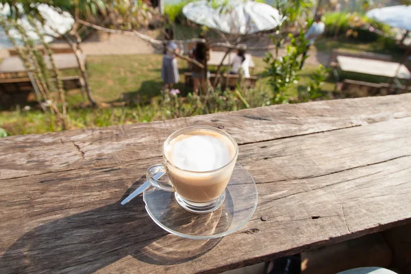 Café puesto en terraza de madera — Foto de Stock