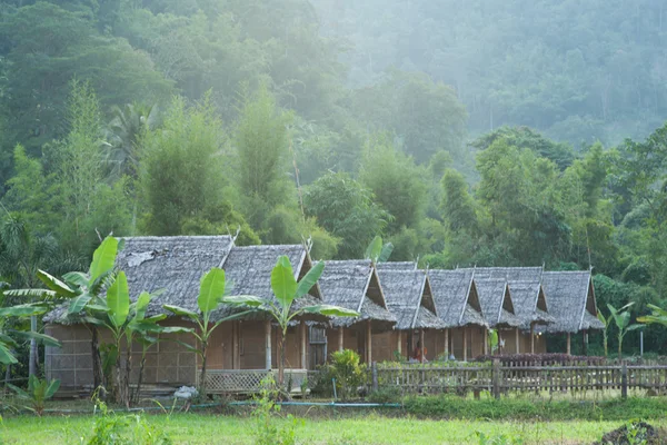 Cabane lângă munte — Fotografie, imagine de stoc