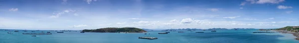 Panorama kargo gemisi denizde.