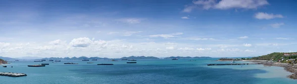 Панорамний вантажний корабель у морі . — стокове фото