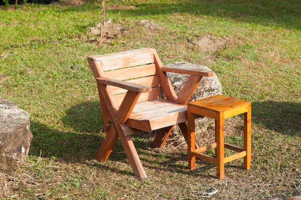 Houten stoelen geplaatst op het gazon. — Stockfoto