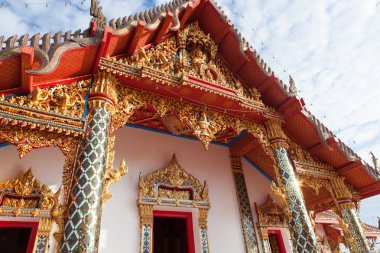 Tapınak kapıları ve çatı