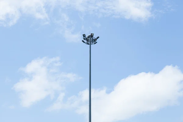Yüksek elektrik direğine — Stok fotoğraf