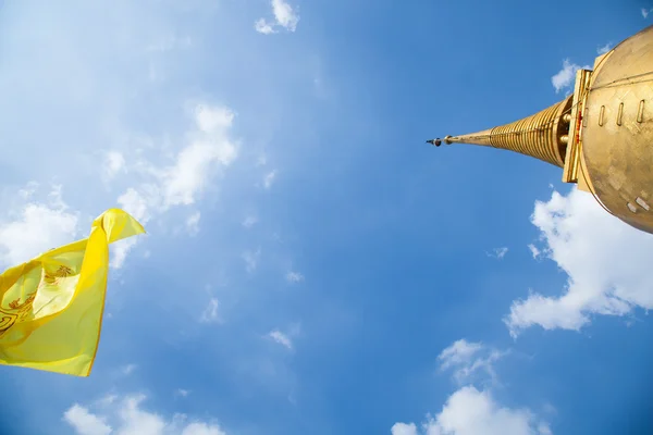 Bandeira e stupa — Fotografia de Stock