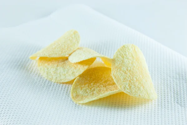 Potato chips op weefsel. — Stockfoto