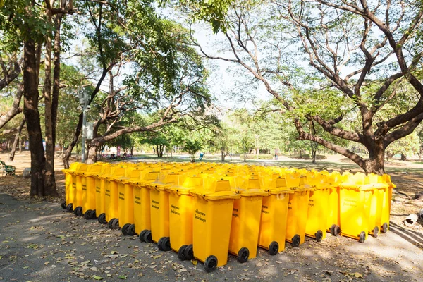 Poubelles jaunes — Photo