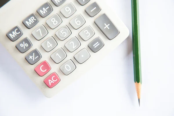 Kalkulačka, brýle, tužky a úhloměr stupnice. — Stock fotografie