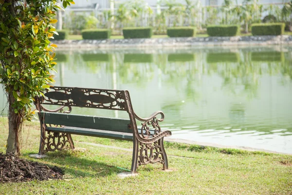 Bench on the lawn — Stockfoto