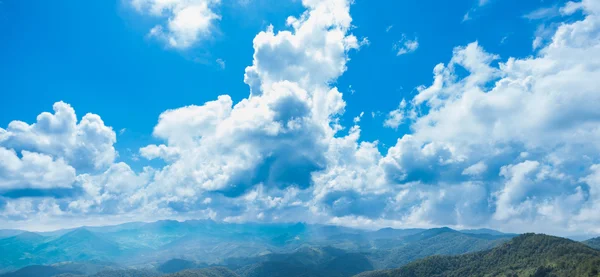 パノラマの山の複雑な空と雲 — ストック写真