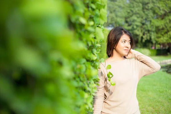 Porträt asiatische Frauen im Park — Stockfoto