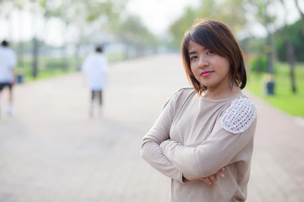 Portret azjatyckie kobiety stojącej w parku. — Zdjęcie stockowe