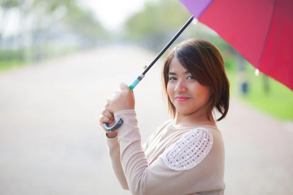 Azjatyckie kobiety portret przytrzymanie parasol. — Zdjęcie stockowe