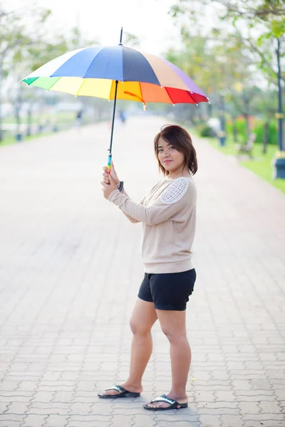 Retrato mujer asiática sosteniendo un paraguas . — Foto de Stock