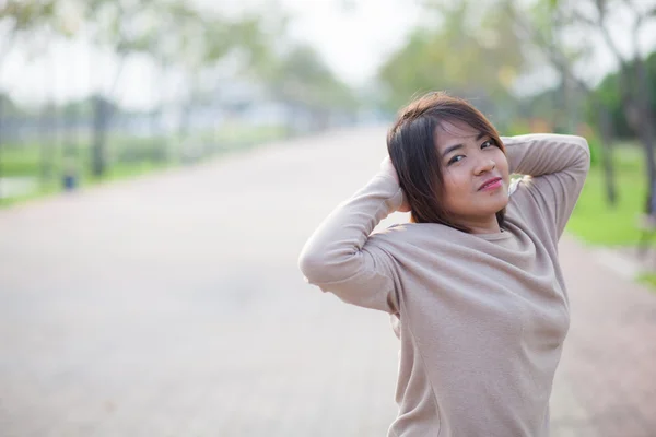 Porträtt asiatisk kvinna i en park. — Stockfoto