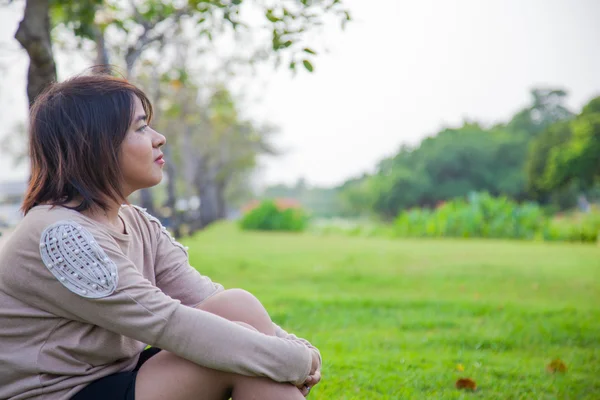 Portrait femme asiatique assis dans le parc . — Photo