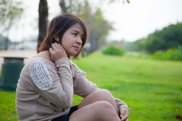 Portret Aziatische vrouw zitten in het park. — Stockfoto