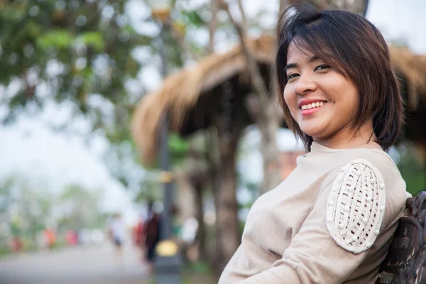 Portrait femme asiatique assis sur le banc . — Photo