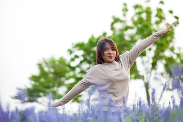 Porträt asiatische Frau stehend. — Stockfoto