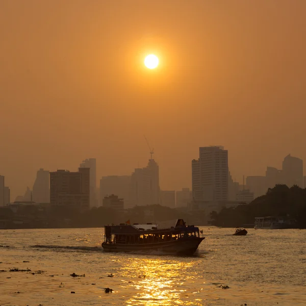 Ruch łodzi na rzece, Bangkoku. — Zdjęcie stockowe