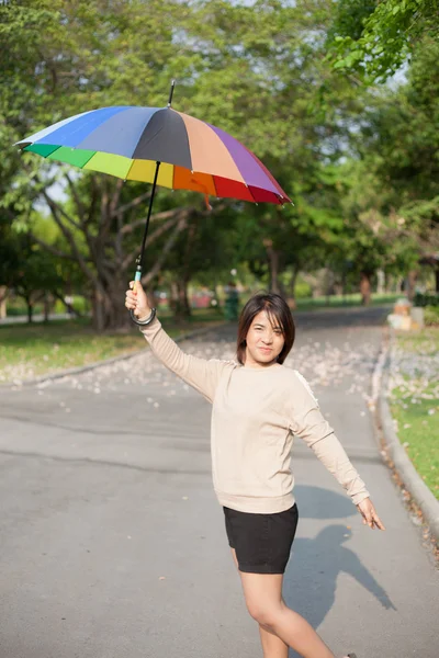 傘を保持する女性 — ストック写真