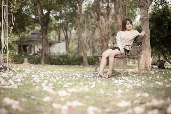 Femme assise sur le banc — Photo