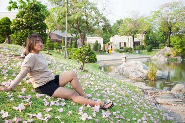 Woman sitting on lawn — Stock Photo, Image