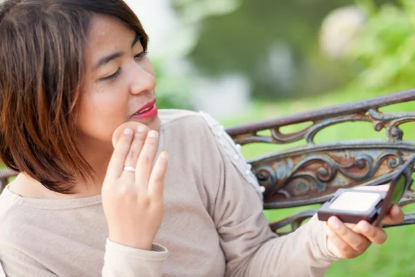 Woman applying powder — Stock Photo, Image