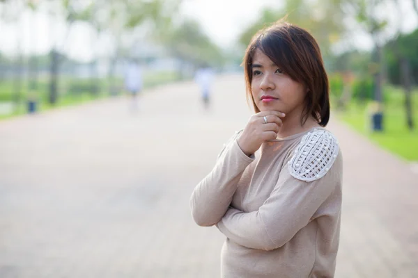 Retrato asiático mulher no parque . — Fotografia de Stock