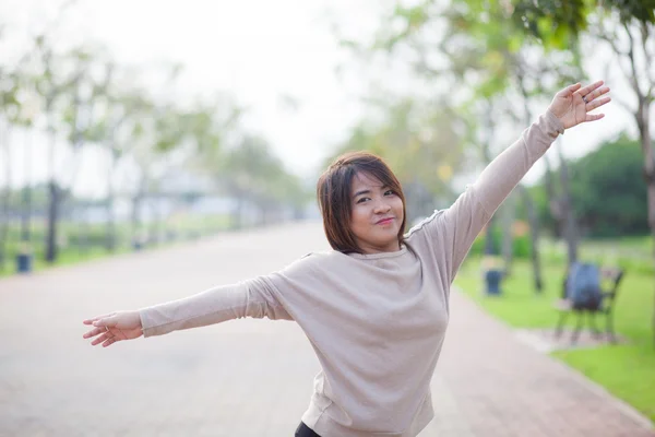 Retrato Mujer asiática en un parque . —  Fotos de Stock