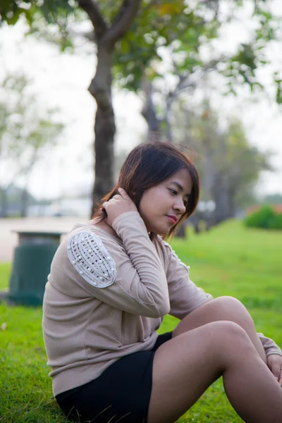 Portret Aziatische vrouw zitten in het park. — Stockfoto