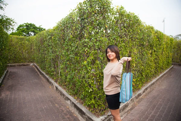 Ritratto donna asiatica Borsa in piedi e tenuta — Foto Stock