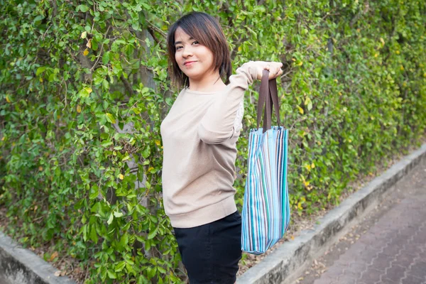 Porträt asiatische Frau stehend und mit Tasche — Stockfoto