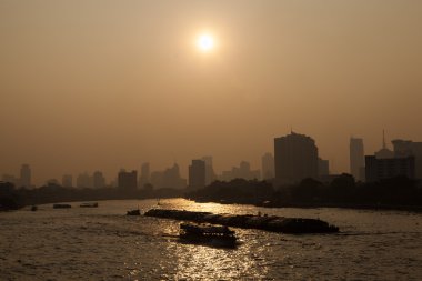 bangkok şehir Nehri üzerinde tekne trafiği.
