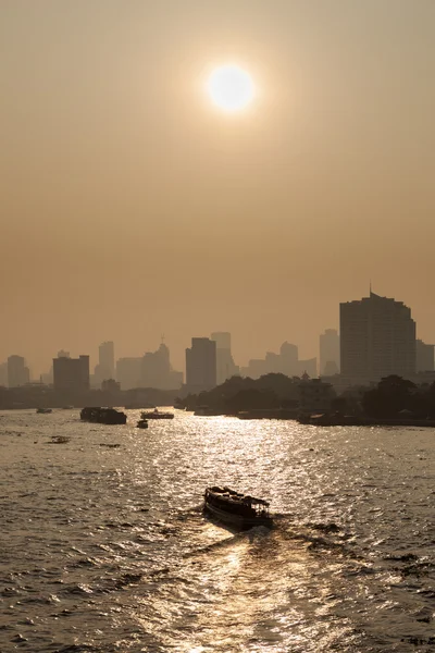 Tráfico de barcos en el río, ciudad de Bangkok . — Foto de Stock