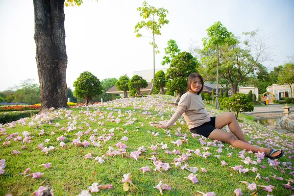 坐在草坪上的女人 — 图库照片