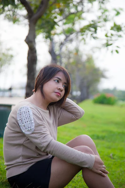 Porträt asiatische Frau sitzt im Park. — Stockfoto