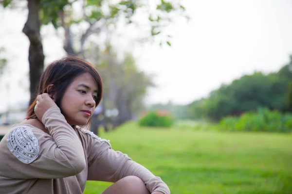 Asyalı kadın parkta oturmuş portre. — Stok fotoğraf